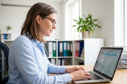 Femme travaillant sur un ordinateur dans un bureau moderne