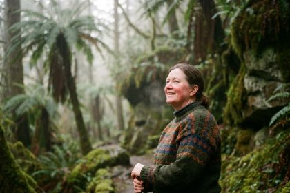 Femme souriante en randonnée dans un paysage enneigé et ensoleillé