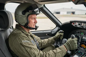 Pilote de chasse dans le cockpit d'un avion de combat moderne avec des instruments numériques avancés